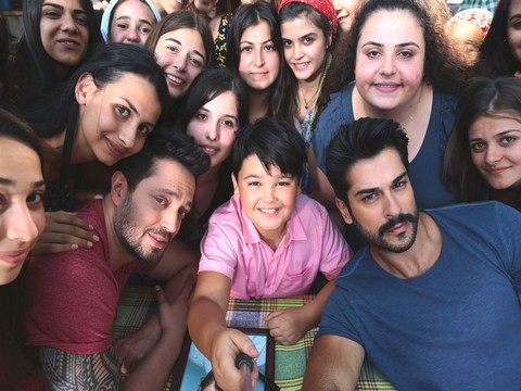 Burak Özçivit - Murat Boz... İKİLİDEN BAK-ÇEK REKORU!..