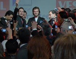 Kıvanç Tatlıtuğ... SURİYELİ KIZLARIN KALBİNİ FETHETTİ!