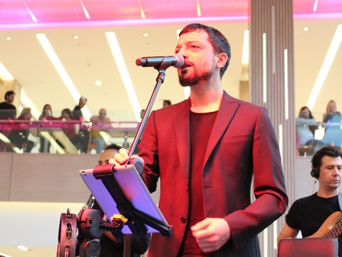 Mehmet Erdem... ŞARKILARI BU KEZ KADIKÖY'DE HAYAT BULDU!..