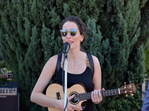 Ezo Sunal... GİTAR ÇALDI; ÇOCUKLARLA ŞARKILAR SÖYLEDİ!..