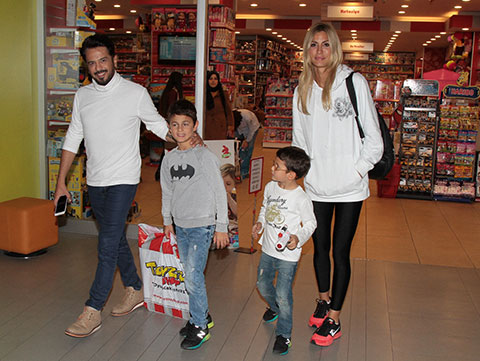 Emre Altuğ - Çağla Şikel... ÇOCUKLARIYLA ALIŞVERİŞE ÇIKTILAR!