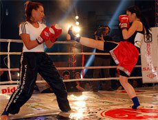 Asena... YUMRUKLARINI KONUŞTURDU!