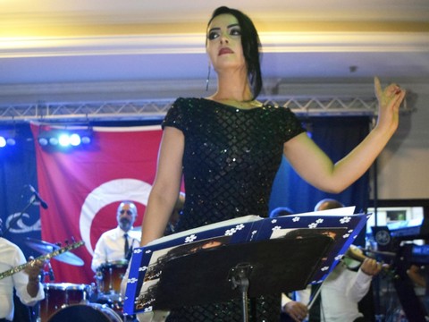 Aysun Kaya... İZMİR'DE FIRTINA GİBİ ESTİ!..