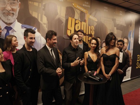 Yanlış Anlama... NEŞELİ FİLME NEŞELİ GALA!..