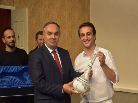 "Entrikalı Dolap Komedyası"... BAŞKANDAN TİYATROCULARA ÖZEL HEDİYE!..