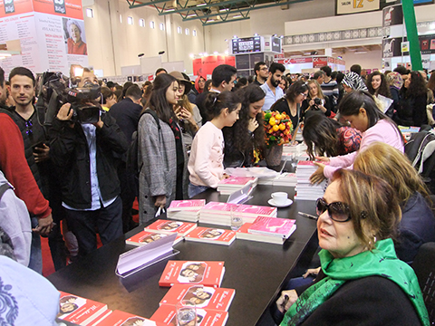 Muhterem Nur... İLK İMZA GÜNÜ!