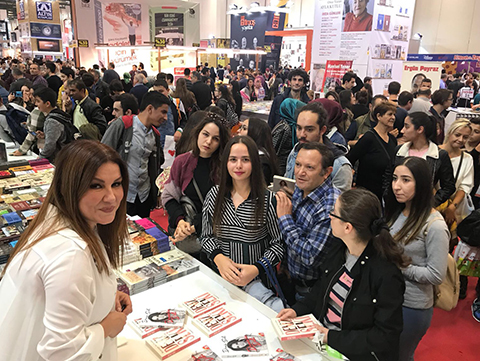 Deniz Seki... KİTAP FUARINDA YOĞUN İLGİ!