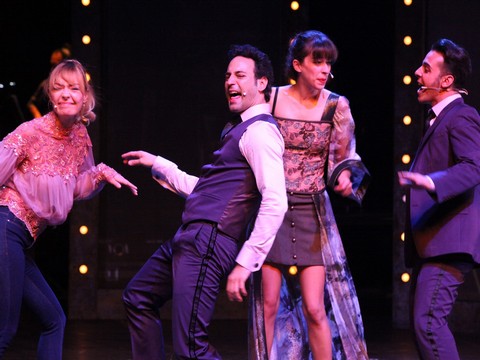 "Bak Bizim Şarkımızı Çalıyorlar"... RENKLİ MÜZİKALİN GALASINA YOĞUN İLGİ