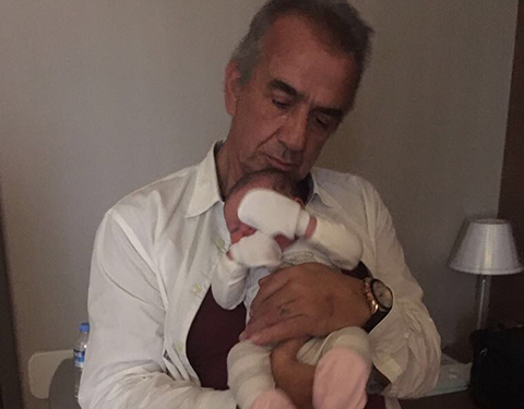 Erhan Yazıcıoğlu... 50.SANAT YILINDA DEDE OLDU!