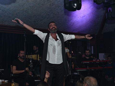 Hakan Altun... ZOR GÜNLERİ ATLATTI, SAHNELERE DÖNDÜ!