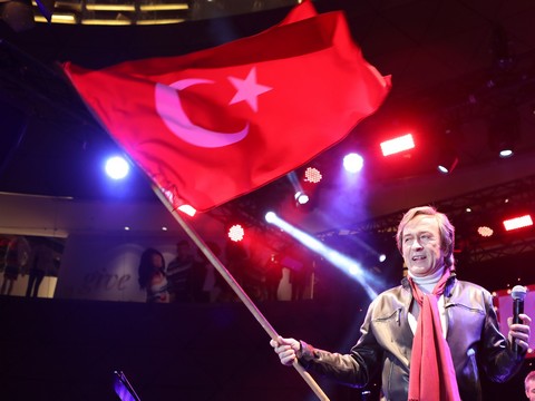 Erol Evgin... COŞKULU KONSERE YOĞUN İLGİ!..