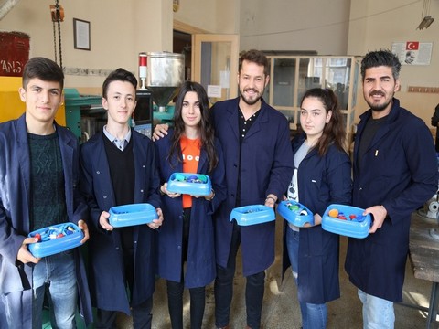 Ahmet Kayakesen... GENÇ OYUNCUDAN ANLAMLI DAVRANIŞ!..