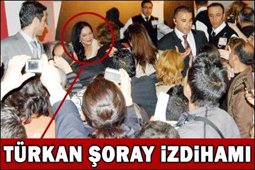 Türkan Şoray... SERGİSİNİN AÇILIŞINDA EZİLİYORDU...