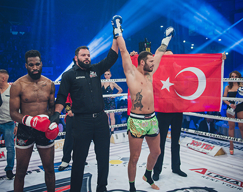Atakan Arslan... TEK YUMRUKTA DEVİRDİ!
