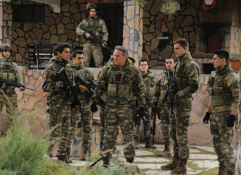 Savaşçı... ALBAY KOPUZ TEMO'NUN ENSESİNDE!