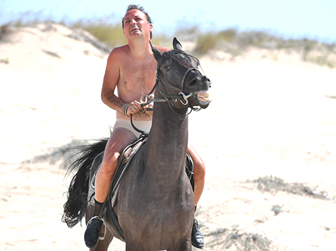 Tolga Çevik... ÇÖLDE, AT ÜSTÜNDE VE ÇIPLAK!