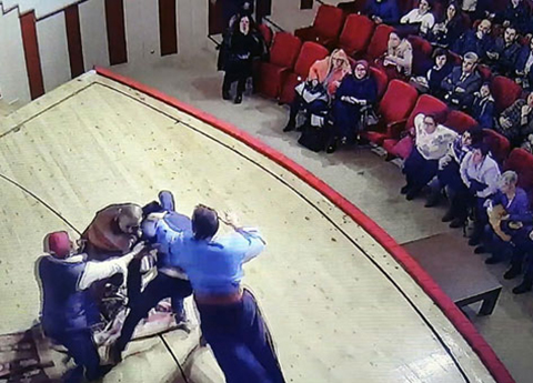 TİYATRO SAHNESİNDE OYUNCUYA DAYAK ŞOKU!