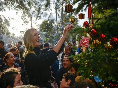 Çağla Şikel... YILBAŞI AĞACINI 2018 DİLEKLERİYLE SÜSLEDİ!..