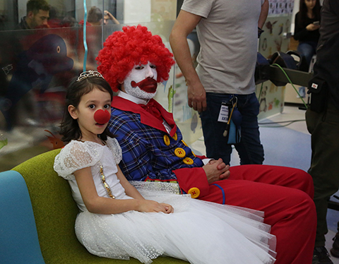 Babamın Günahları... ‘BABAMIN GÜNAHLARI’NDA KIZI İÇİN PALYAÇO OLDU!