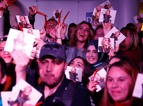 Gülben Ergen... 'KIRMIZI BİBER'Lİ İMZA GÜNÜ!