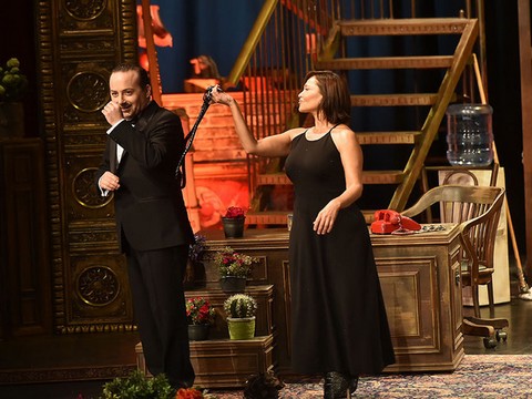 TolgaShow... HÜLYA AVŞAR'DAN KIRBAÇ ŞOVU!..