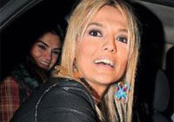 Demet Akalın... MİNİ ETEK GİYDİ, SELÜLİTLERİ ORTAYA ÇIKTI!