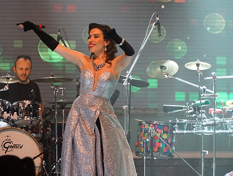 Burcu Güneş... SAHNEDE SEVGİLİSİYLE ÖPÜŞTÜ!..