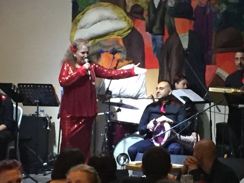 Suzan Kardeş... YILBAŞI SAHNESİNDE NAR KIRDI, GÖBEK ATTI!..