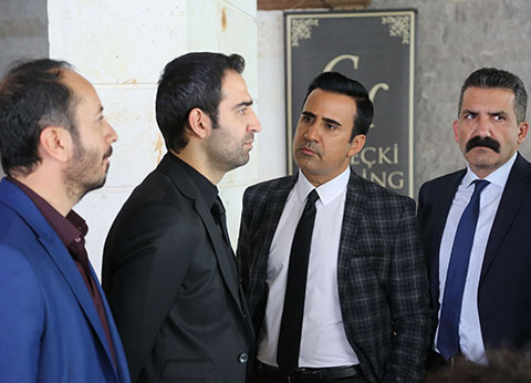 Aşk ve Mavi... FAYSAL ORTALIĞI KARIŞTIRIYOR!