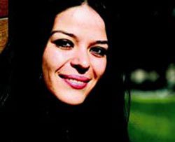 Ececan Gümeci Akkaya... "TÜRKAN ŞORAY'I GENÇLİĞİNİ OYNAMAK İSTERİM"!