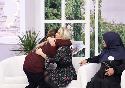 Esra Erol'da... AMERİKA'YA EVLATLIK VERİLEN KIZINI BULDU!