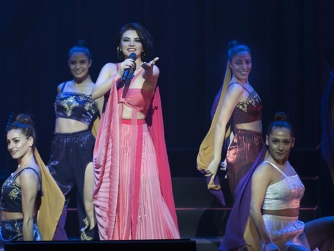 Göksel... SESİ VE ZARAFETİ İLE BÜYÜLEDİ!..