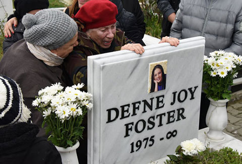 Defne Joy Foster... AĞLARSA ANAM AĞLAR!