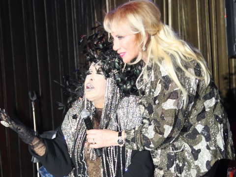 Bülent Ersoy... HASTANEDEN ÇIKIP SOLUĞU KIBRIS'TA ALDI!..