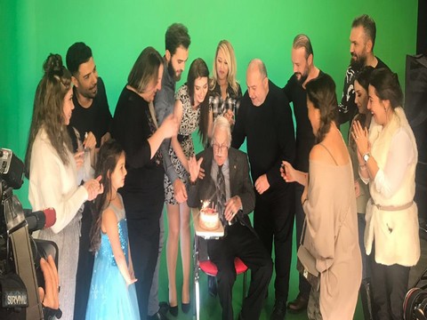 Eşref Kolçak... AFİŞ ÇEKİMİNDE DOĞUM GÜNÜ SÜRPRİZİ!..