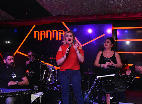 Yeliz… KARI-KOCA MÜZİSYENLERİ SAHNESİNDE AĞIRLADI!