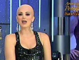 Petek Dinçöz... CANLI YAYINA DAZLAK ÇIKTI!