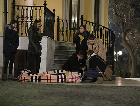 Kırgın Çiçekler... KIZLAR ZOR DURUMDA!