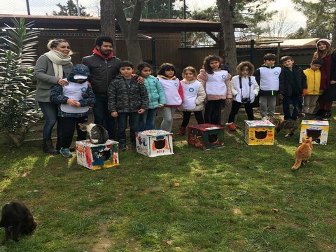 MİNİKLER, OKULDA YAPTIKLARI KEDİ EVLERİNİ HEDİYE ETTİLER!..