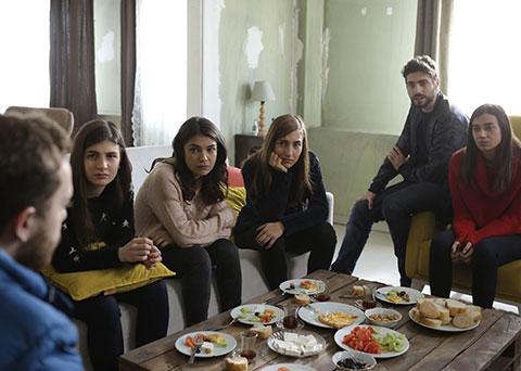 Kırgın Çiçekler... ALİ, NAZAN’DAN ŞÜPHELENİYOR!