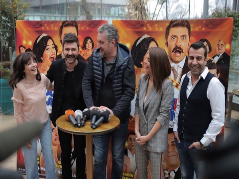 Düğüm Salonu... 40 GÜN 40 GECE DÜĞÜN YAPAR GİBİ BİR FİLM!..