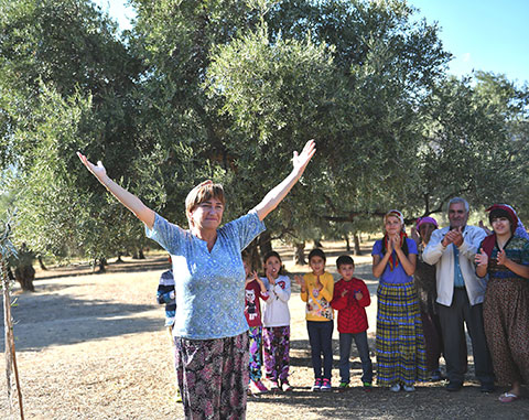 Demet Akbağ... ÇOK SEVİLEN ZEYTİNLİK TİRADI!