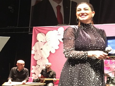 Nadide Sultan... KARNI BURNUNDA KONSER VERDİ!..