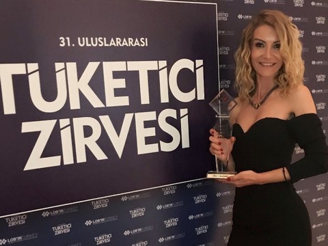 İnci Razaki... "EN İYİ İLETİŞİM DANIŞMANI" ÖDÜLÜNÜ ALDI!..