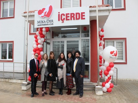 İçerde... OYUNCULAR MİKA-DER İÇİN EL ELE!..