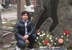 Tarkan... NAZIM HİKMET'İN MEZARINI ZİYARET ETTİ!