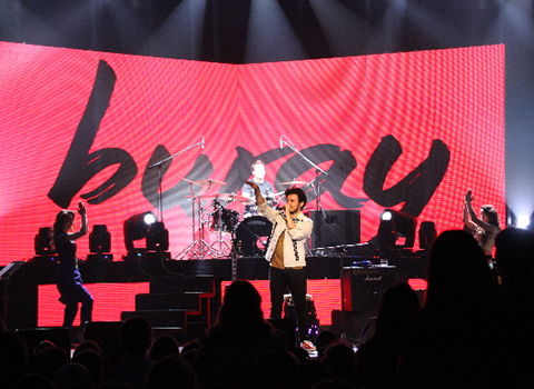 Buray ... KONSERE GELEN HERKES ADINA FİDAN DİKTİRDİ!