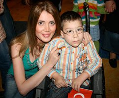 Çiğdem Savaş... ENGELLİ ÇOCUKLARA DESTEK VERİYOR!