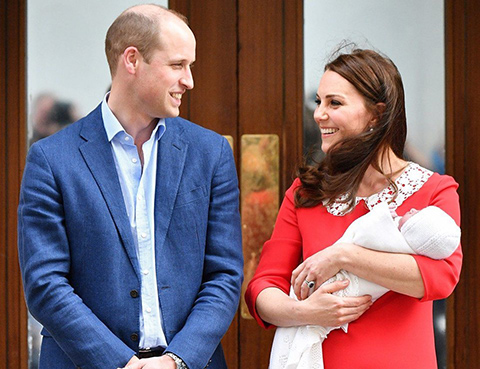 Cambridge Düşesi Kate Middleton... YENİ PRENSLE İLK POZ!