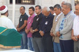 MAGAZİN GAZETECİSİ  FAİK ZAMBAK TOPRAĞA VERİLDİ?